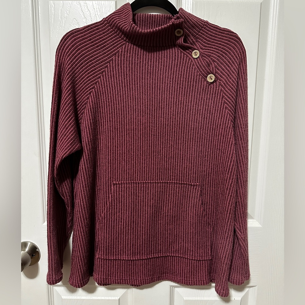 Ribbed Mock Neck Button Pullover Sweatshirt in Burgundy